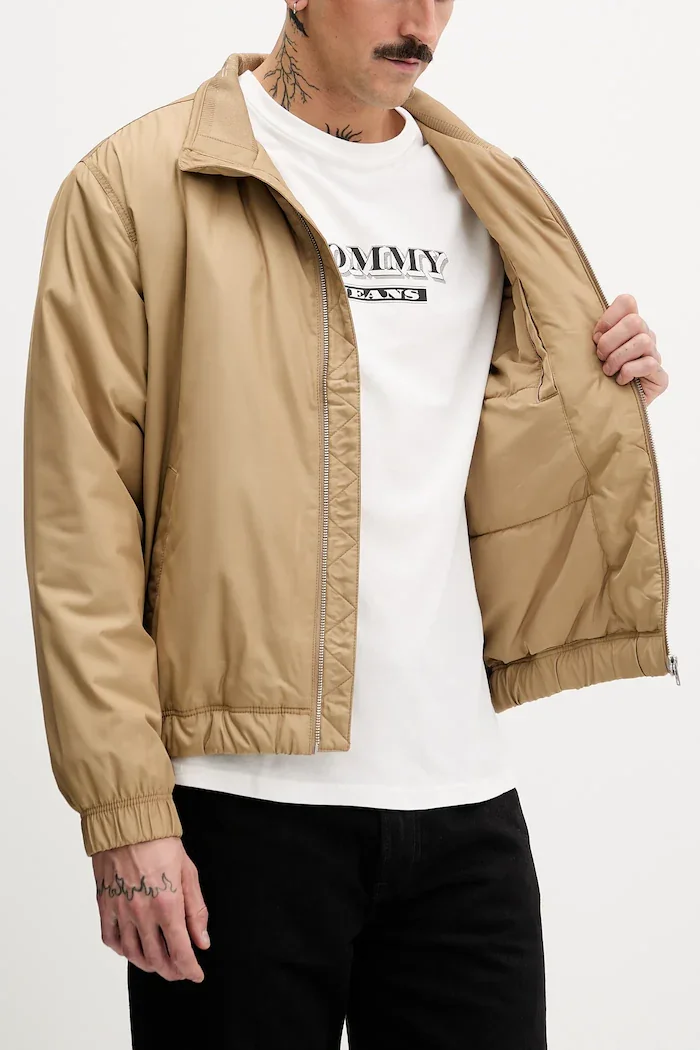 Tommy Jeans Яке в черно преходен модел DM0DM21936
