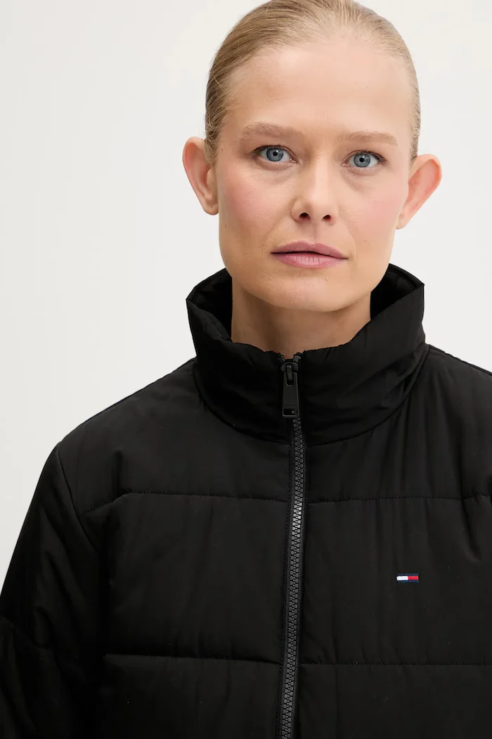 Tommy Jeans Яке в черно зимен модел DW0DW20958