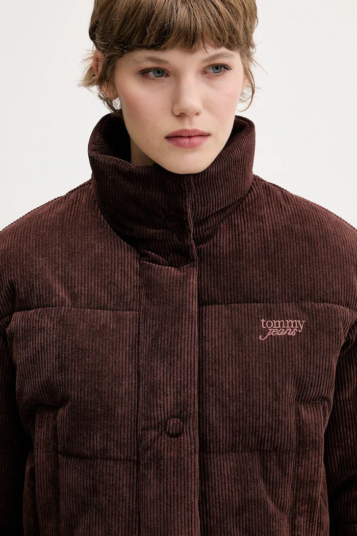 Tommy Jeans Яке в кафяво зимен модел с уголемена кройка DW0DW21658