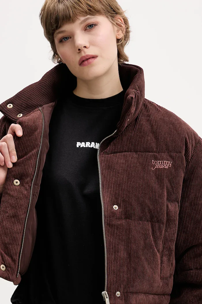Tommy Jeans Яке в кафяво зимен модел с уголемена кройка DW0DW21658