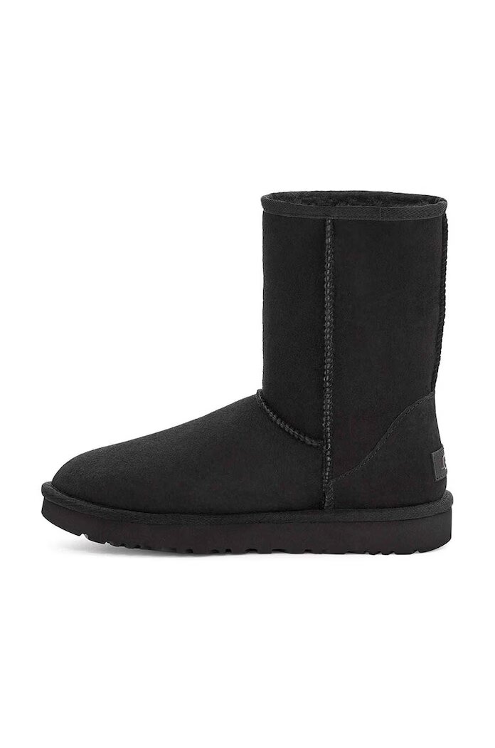 UGG Кожени чехли Classic Short II в черно с равна подметка с изолация 1016223.BLK