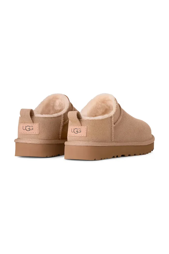 UGG Велурени чехли Classic Micro в бежово 1173891.SAN