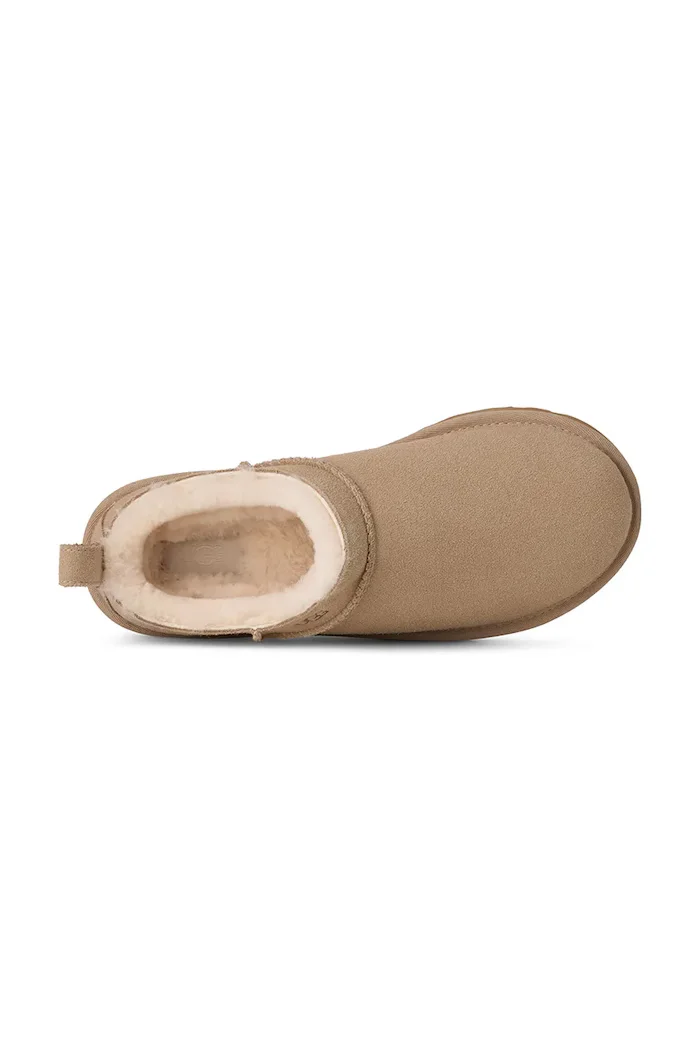 UGG Велурени чехли Classic Micro в бежово 1173891.SAN