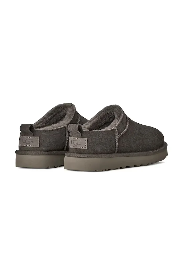 UGG Велурени чехли W Classic Micro в кафяво 1173891.DNSS