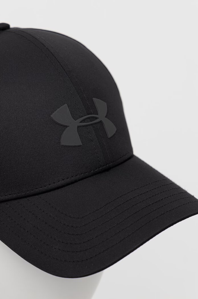 Under Armour Шапка 1369781 в черно с изчистен дизайн