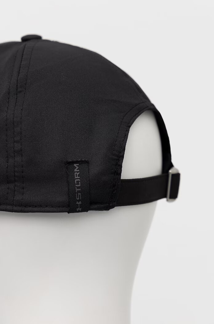 Under Armour Шапка 1369781 в черно с изчистен дизайн
