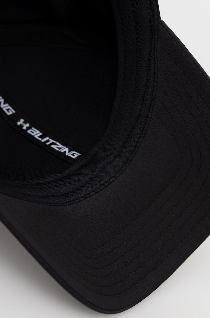 Under Armour Шапка 1369781 в черно с изчистен дизайн