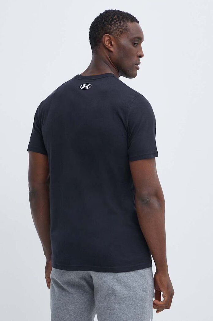 Under Armour Тениска в черно с десен