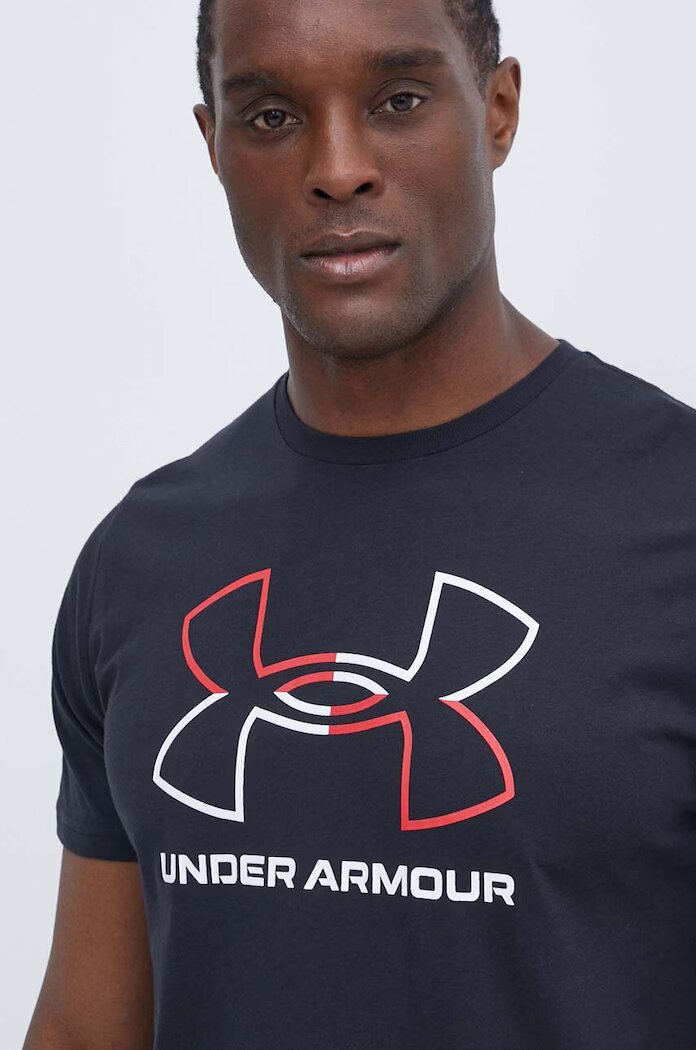 Under Armour Тениска в черно с десен