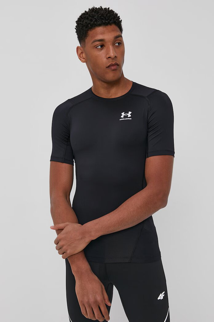 Under Armour Тениска за трениране 1361518 в черно с изчистен дизайн