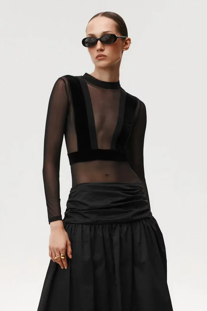 Undress code Блуза It Suits You Thong в черно с изчистен дизайн