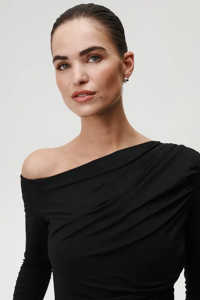 Undress code Боди Classic в черно с изчистен дизайн 991