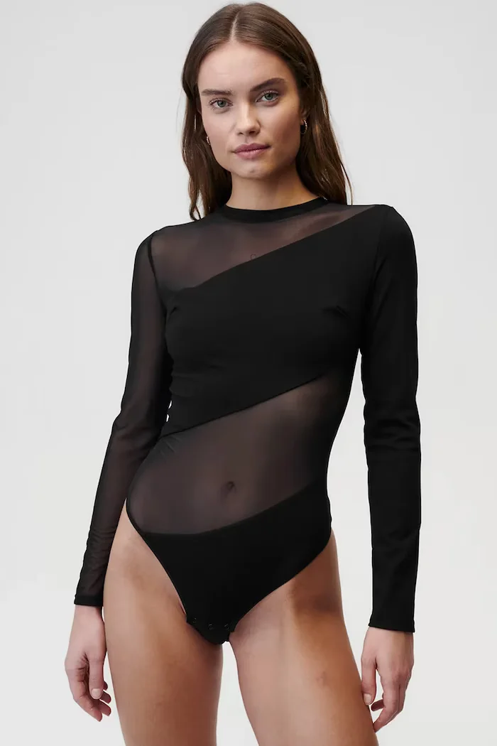 Undress code Боди Thong в черно с изчистен дизайн 804