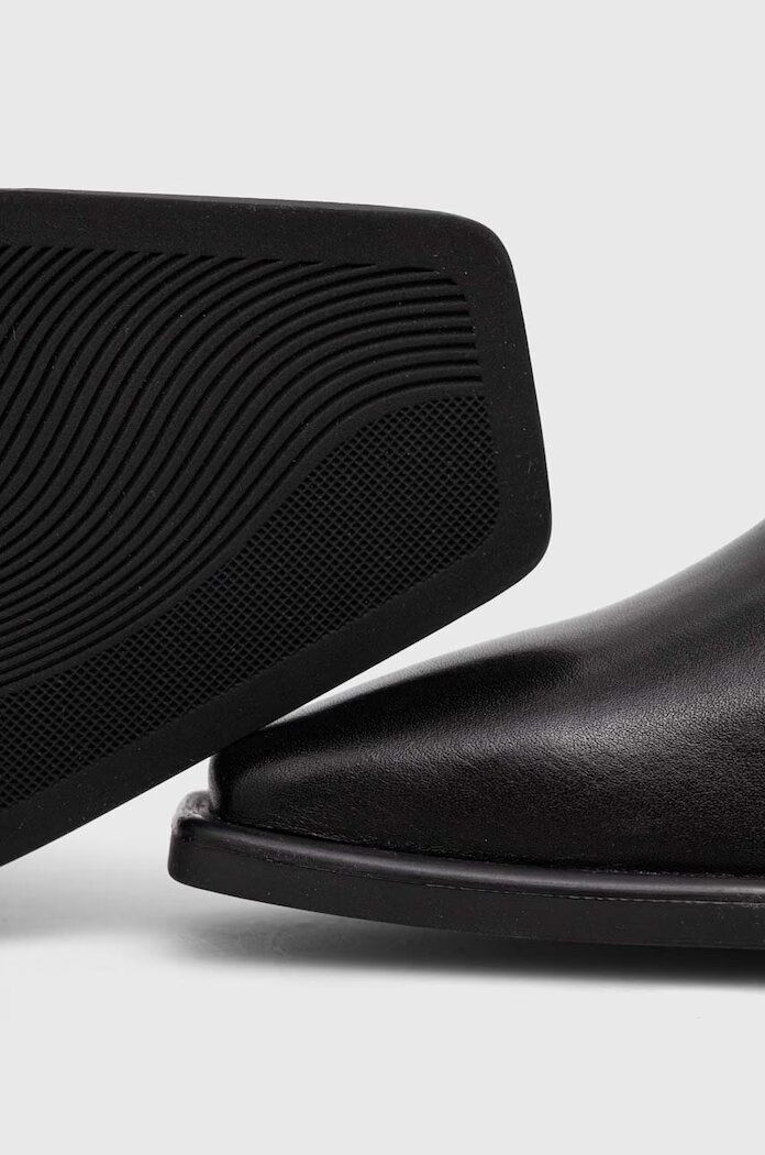 Vagabond Shoemakers Ботуши HEDDA в черно с дебел ток 5602.202.20