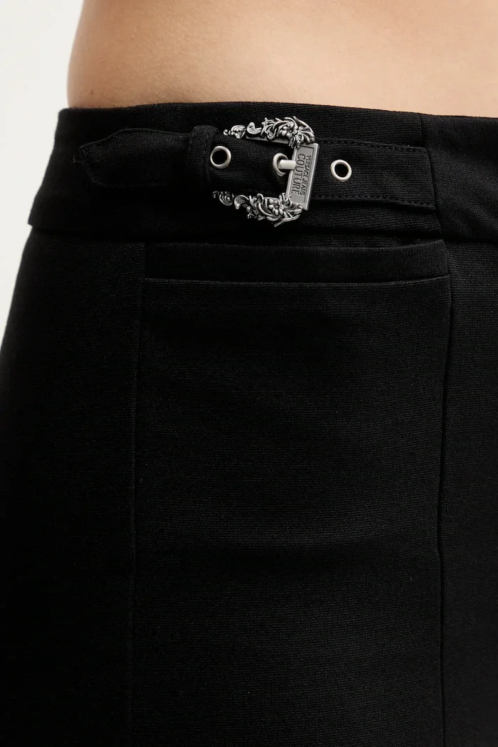 Versace Jeans Couture Панталон в черно с разкроени краища с висока талия 79HAA103 J0092