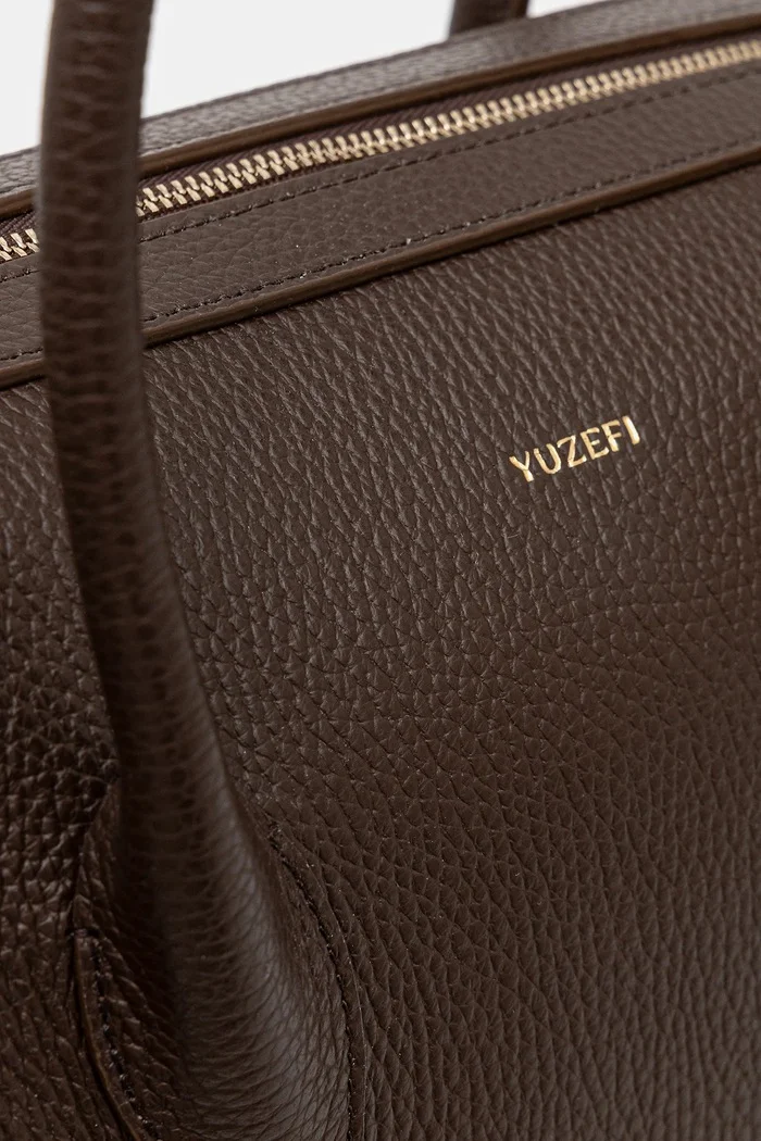 Yuzefi Кожена чанта BRIOCHE DUFFLE в кафяво YUZPF25-HB-BD-L038