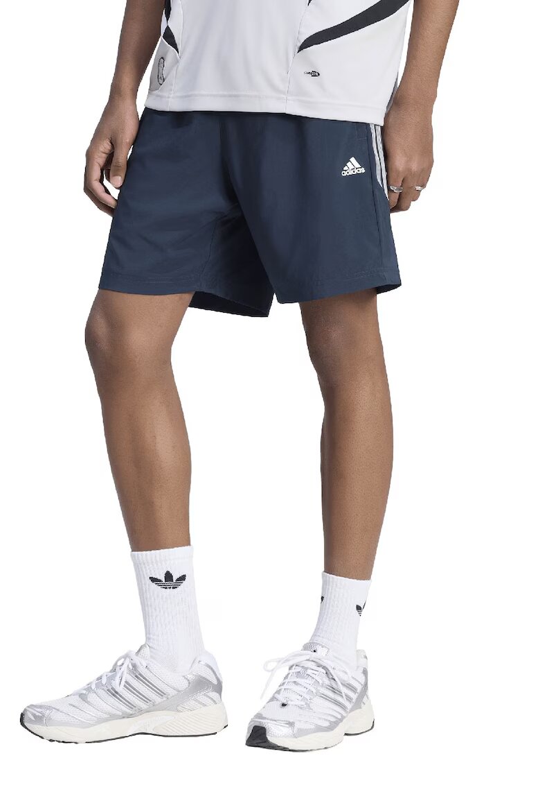 adidas Originals Къс панталон с джобове встрани - Бял/Тъмносин