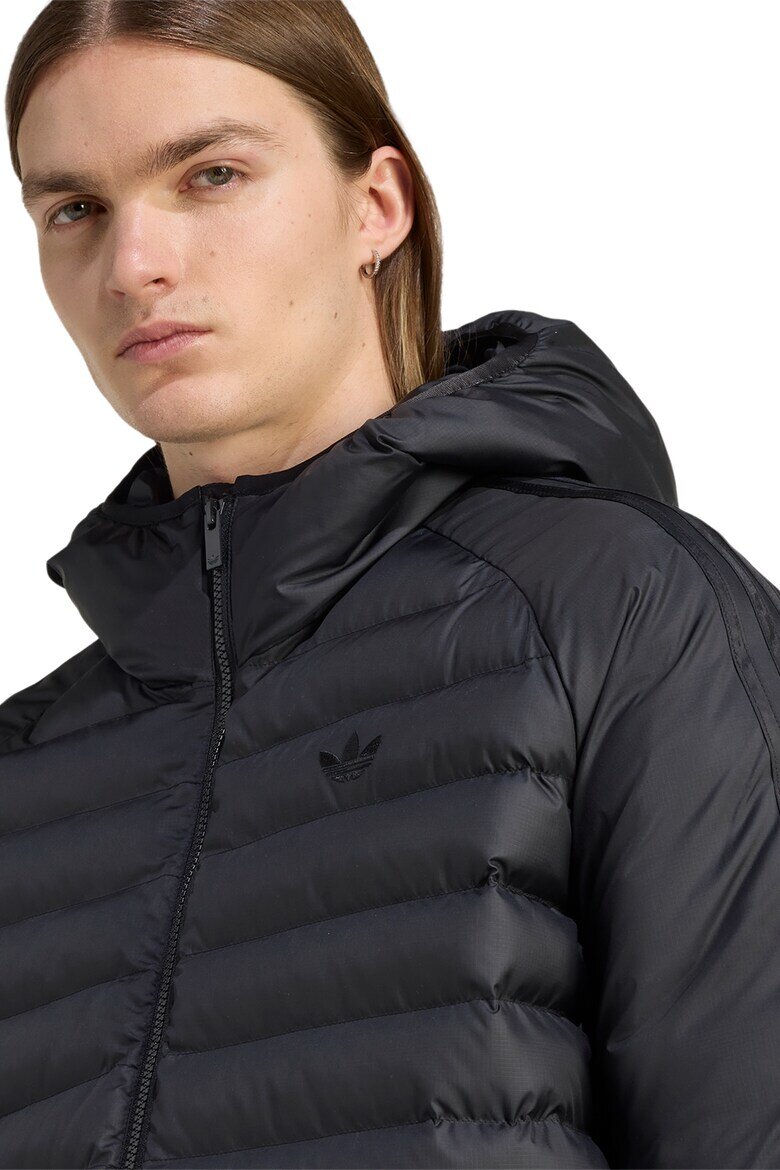 adidas Originals Слим зимно яке с олекотен дизайн Черен