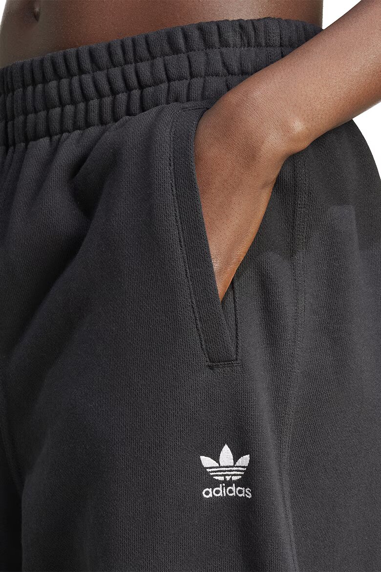 adidas Originals Спортен панталон Essentials със свободна кройка Бял/Антрацитно сиво