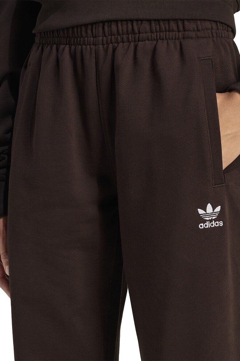 adidas Originals Свободен спортен панталон Essentials с джобове встрани Тъмнокафяв