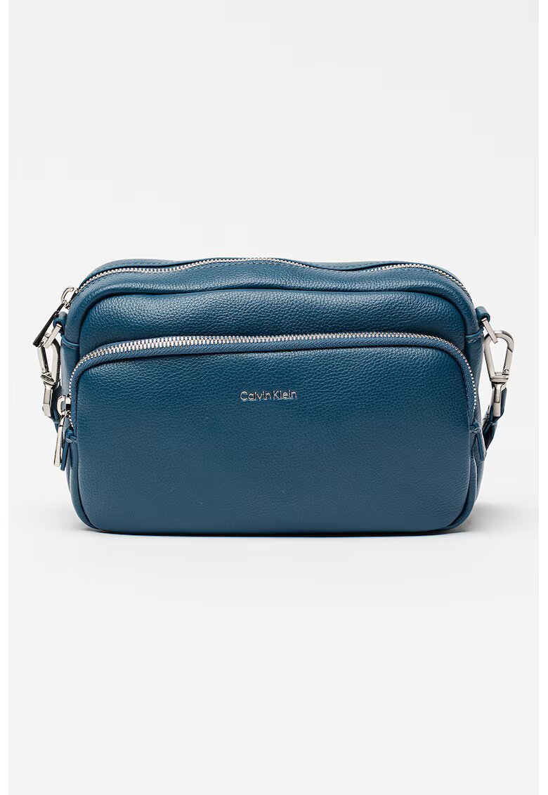 CALVIN KLEIN Чанта от еко кожа Raised Camera - Петролно синьо