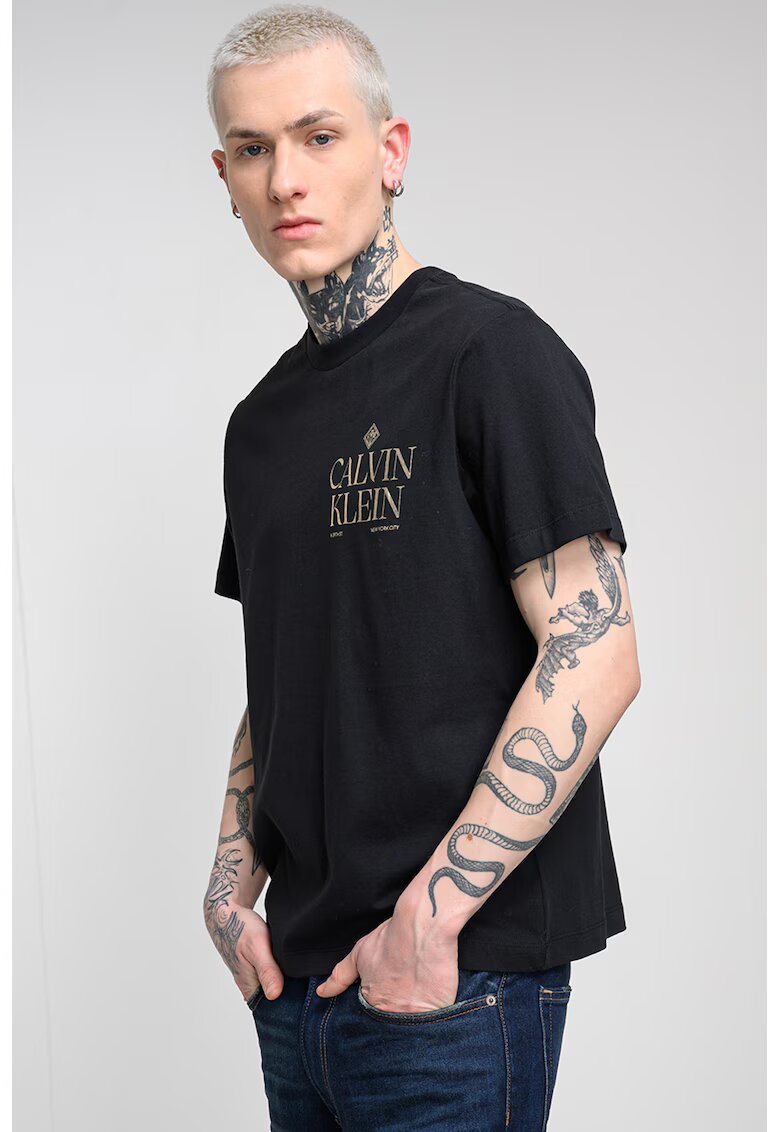 CALVIN KLEIN JEANS Памучна тениска с овално деколте и лого - Златист/Черен