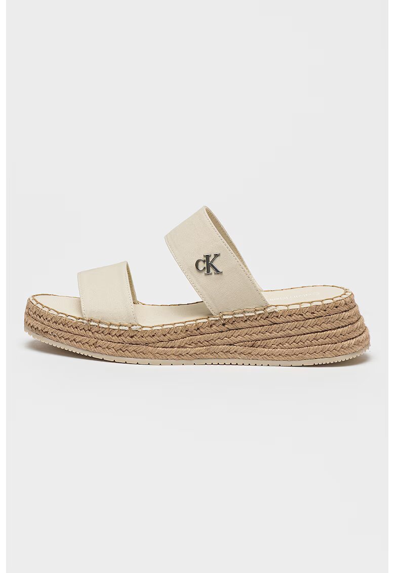 CALVIN KLEIN JEANS Скосени чехли с метален монограм