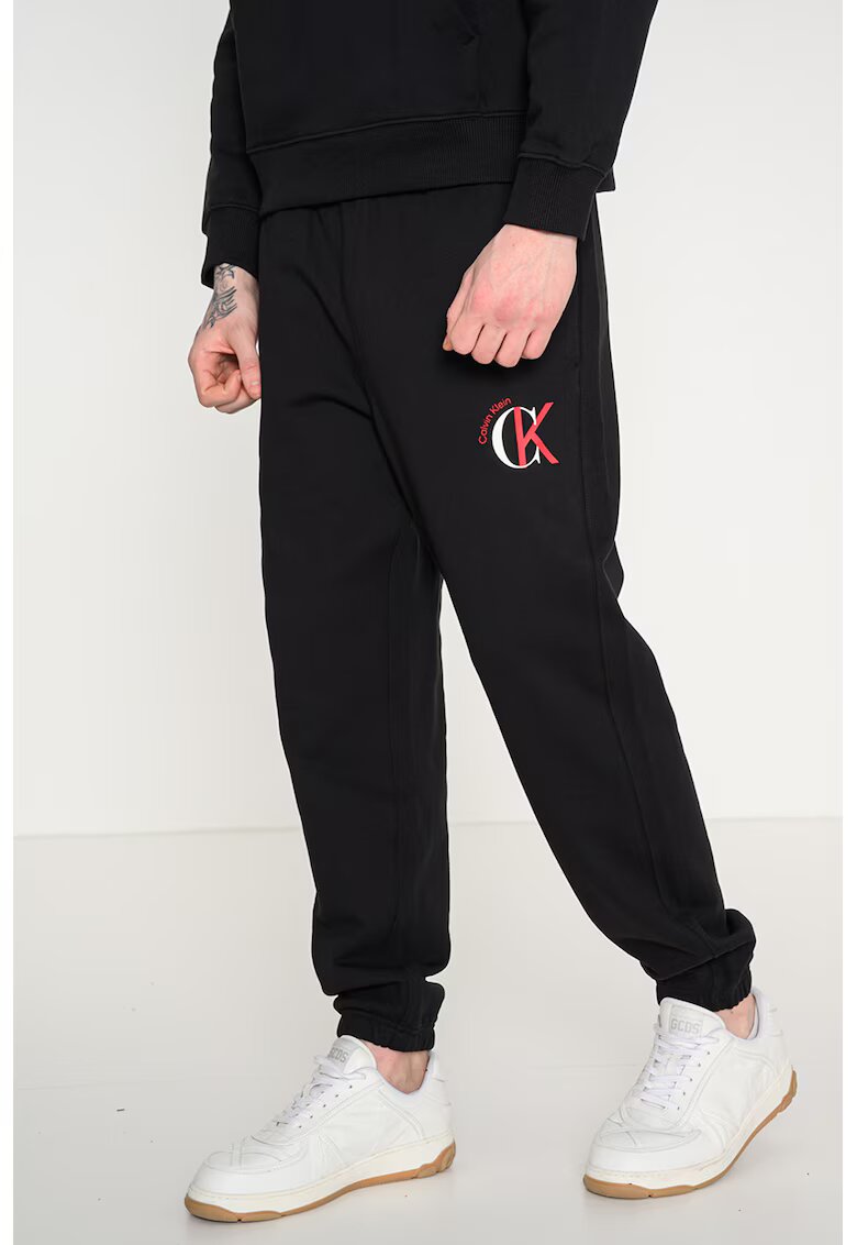 CALVIN KLEIN JEANS Спортен панталон с лого и еластична талия - Черен