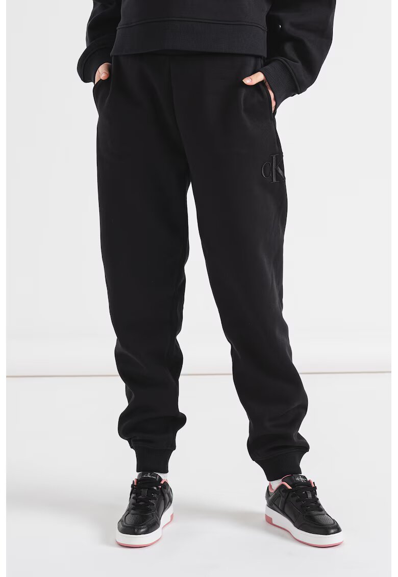 CALVIN KLEIN JEANS Спортен панталон със стеснен крачол и бродерия