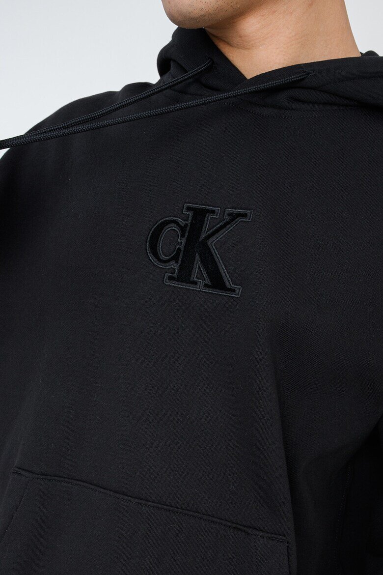 CALVIN KLEIN JEANS Свободно худи с джоб кенгуру и монограм Черен