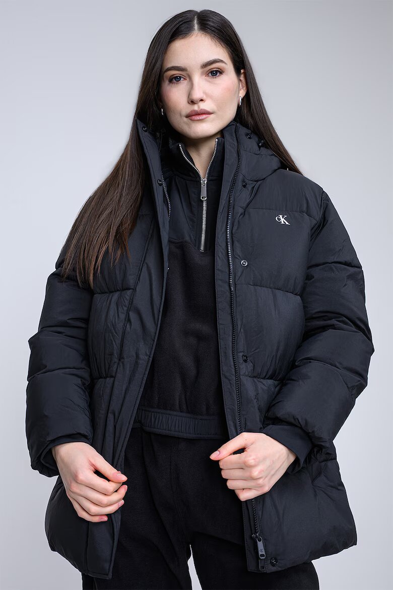 CALVIN KLEIN JEANS Зимно яке с колан с лого Черен