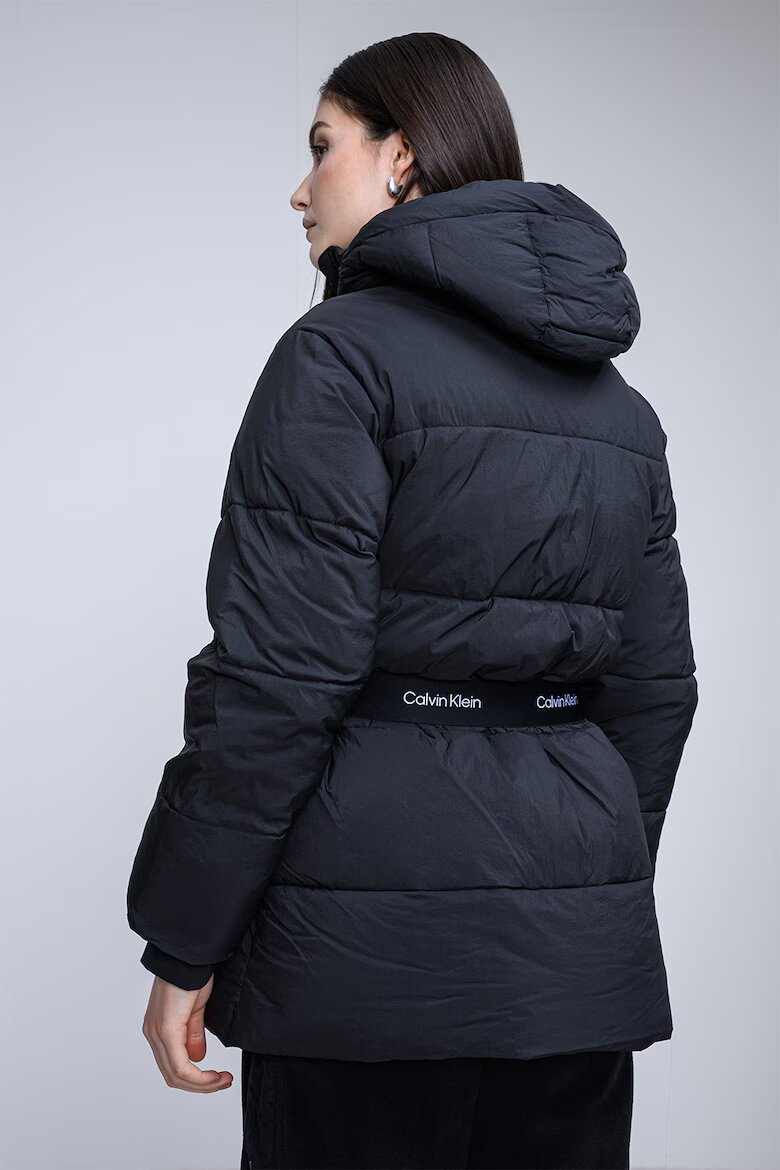 CALVIN KLEIN JEANS Зимно яке с колан с лого Черен
