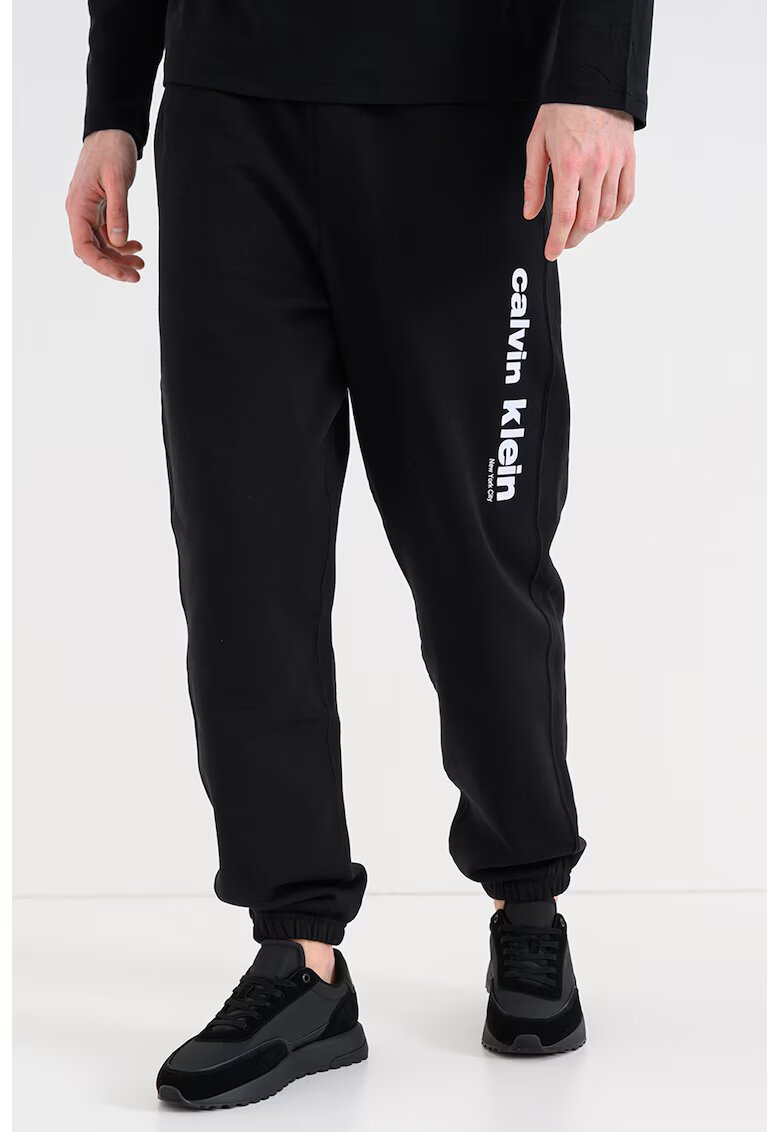CALVIN KLEIN Спортен панталон с памук с лого - Черен
