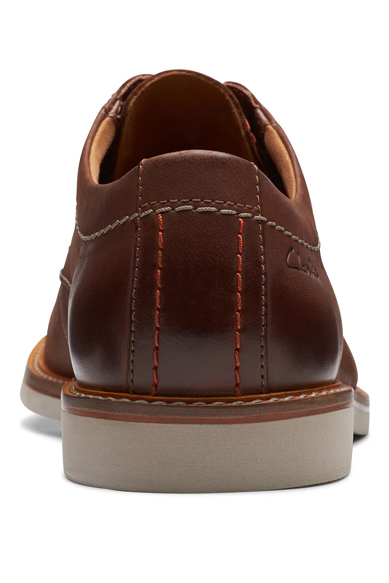 Clarks Кожени обувки Atticus тип Derby с овален връх Кафяв