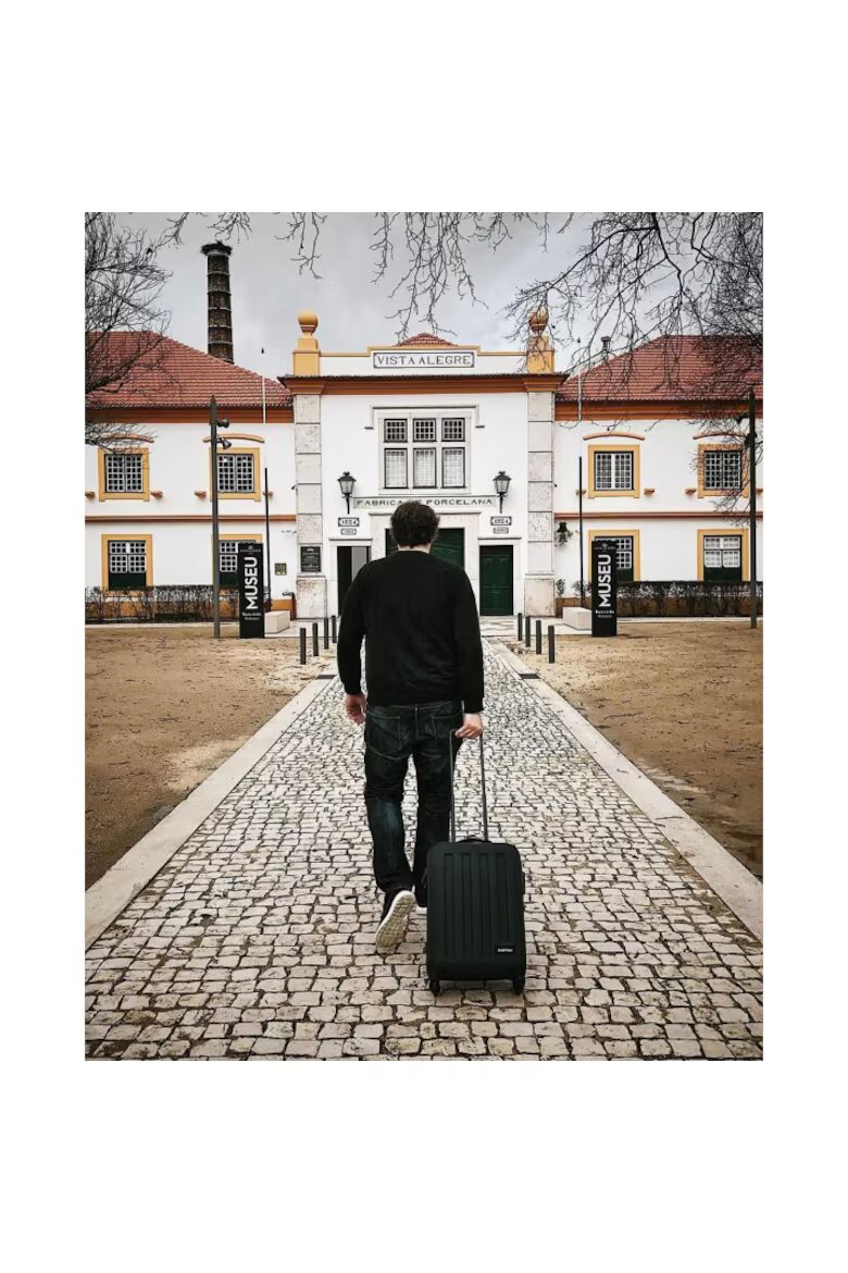 Eastpak Куфар Tranzshell Черен 32 l