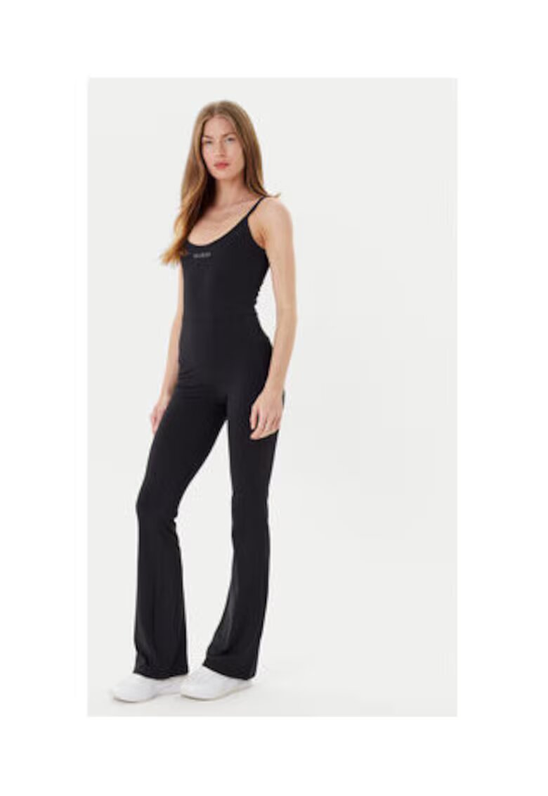 GUESS Дълъг гащеризон slim fit с тънки презрамки - кръгло деколте и метално лого