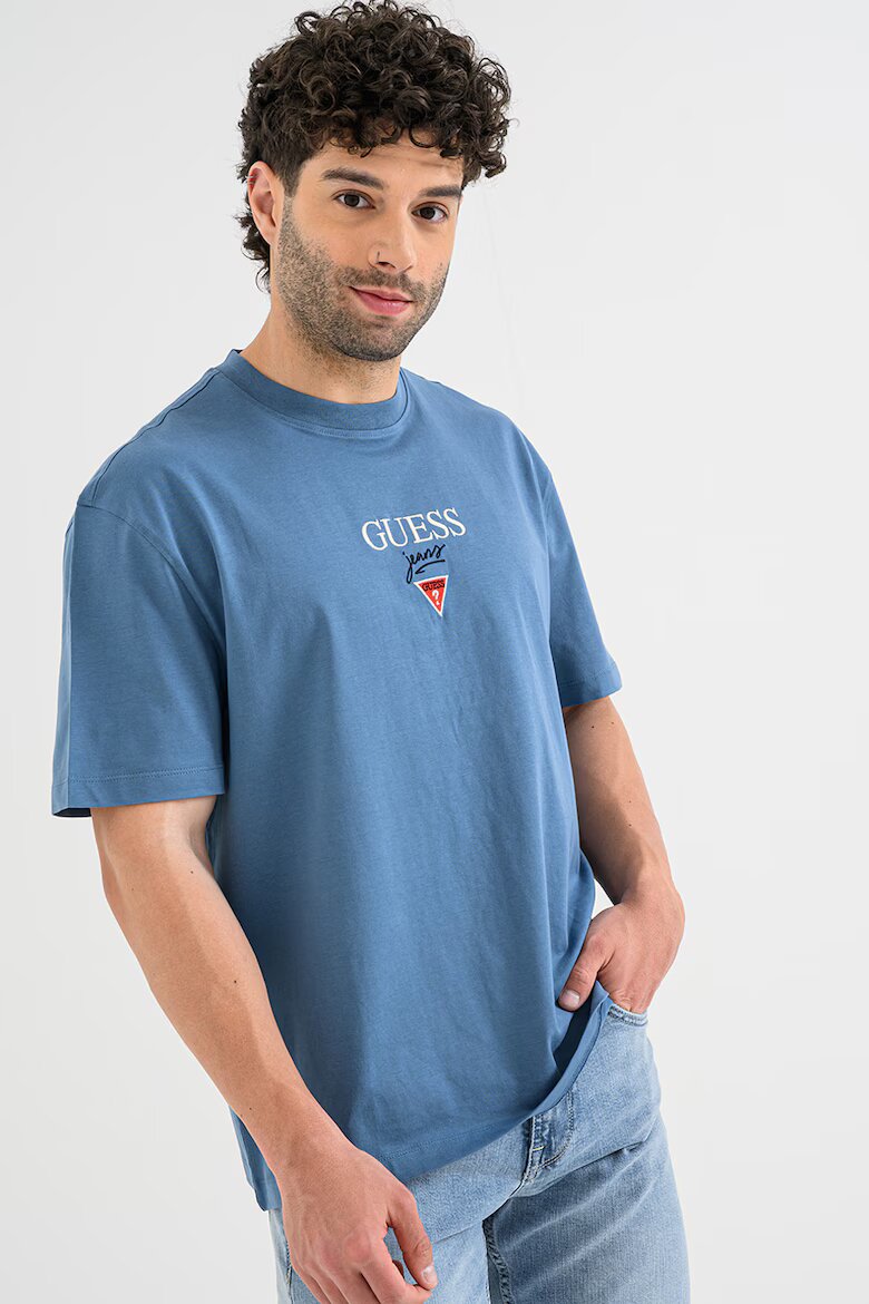 GUESS JEANS Свободна тениска от памук с бродирано лого Бял/Прашно синьо