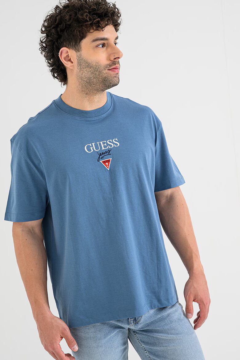 GUESS JEANS Свободна тениска от памук с бродирано лого Бял/Прашно синьо