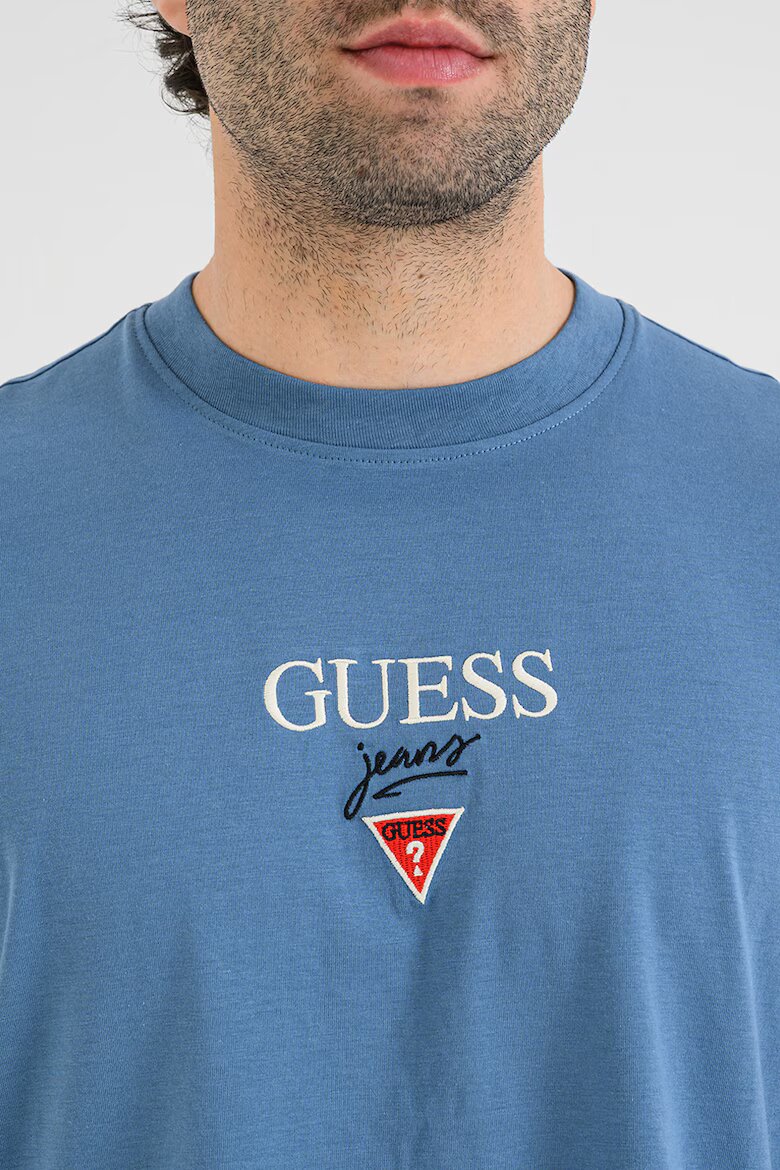 GUESS JEANS Свободна тениска от памук с бродирано лого Бял/Прашно синьо
