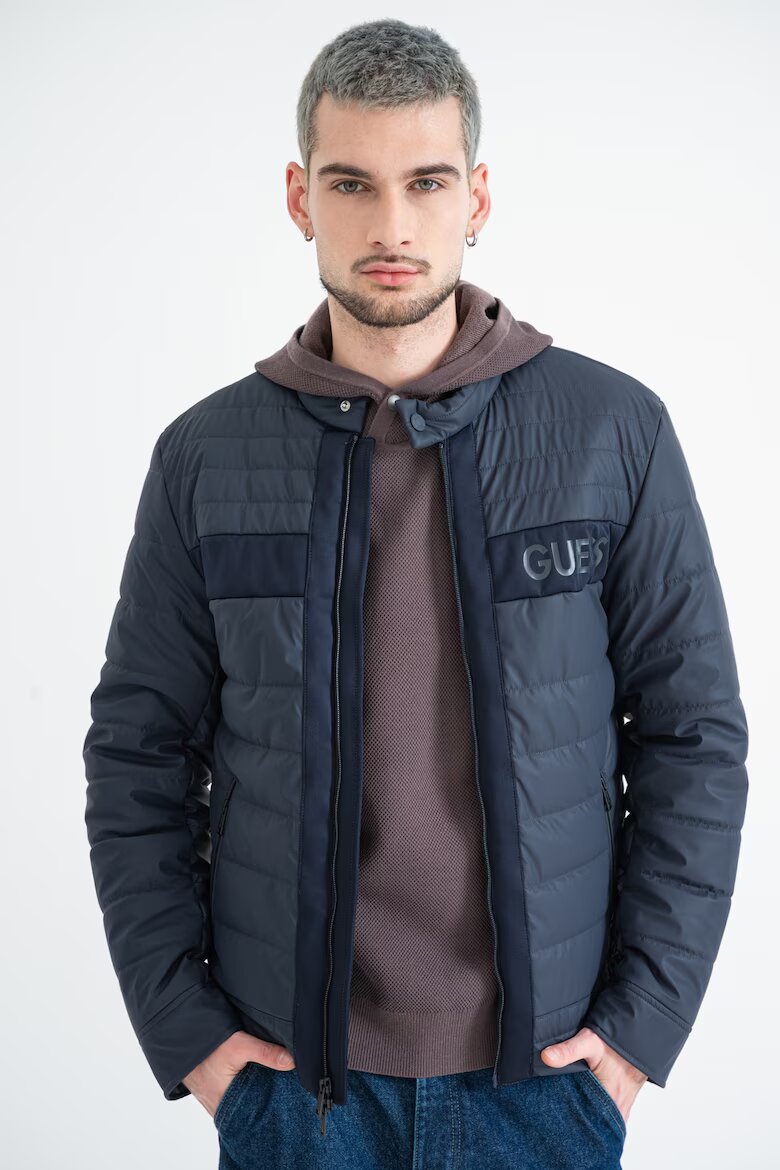 GUESS Капитонирано яке с цип и лого