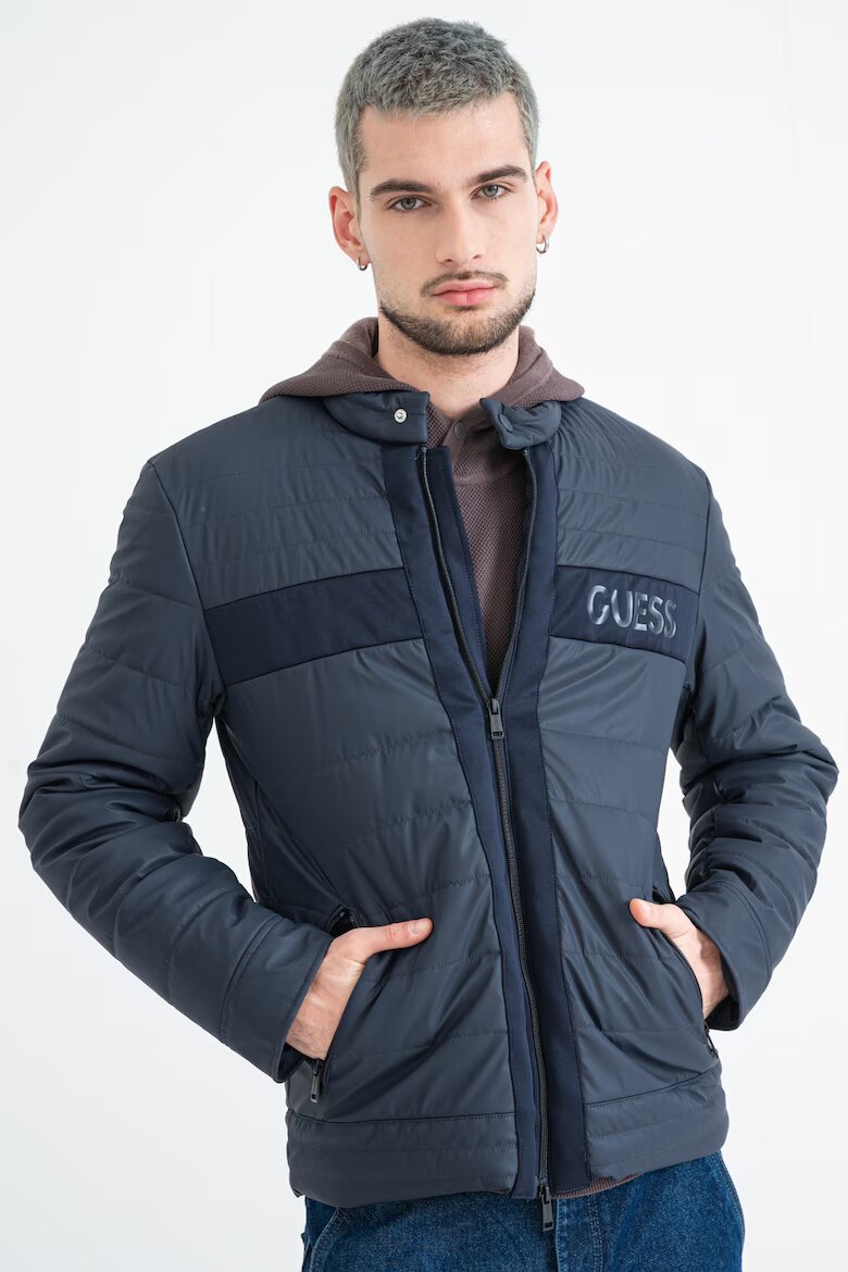 GUESS Капитонирано яке с цип и лого