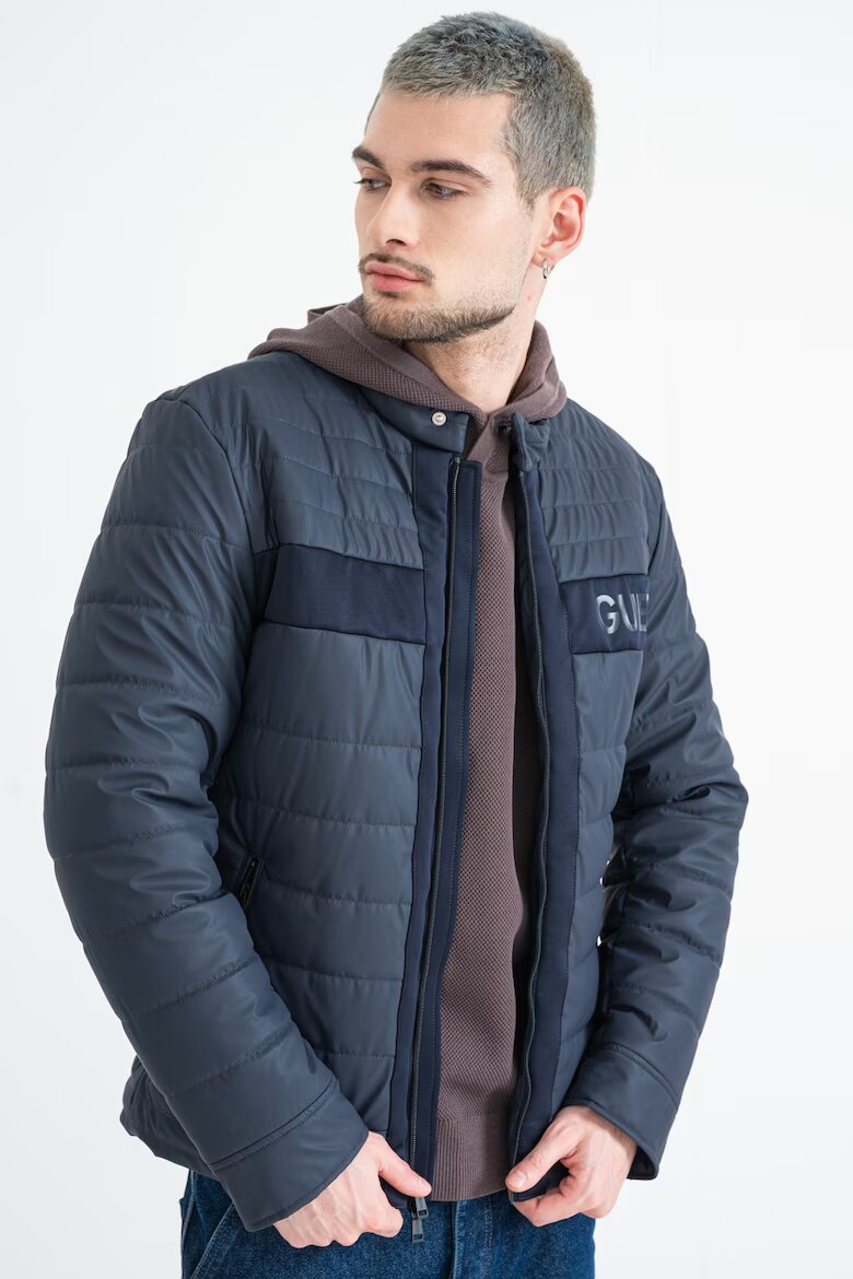 GUESS Капитонирано яке с цип и лого