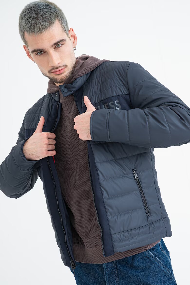 GUESS Капитонирано яке с цип и лого