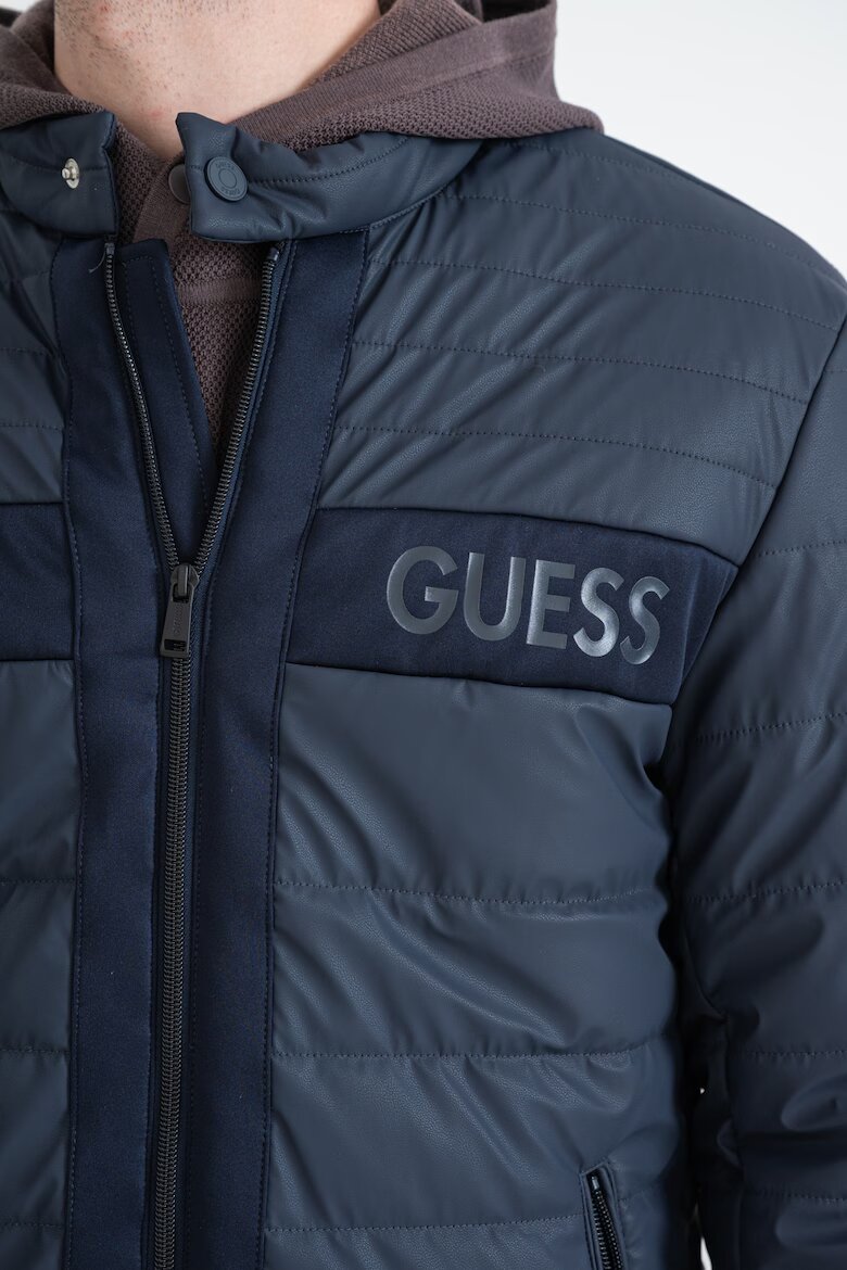 GUESS Капитонирано яке с цип и лого