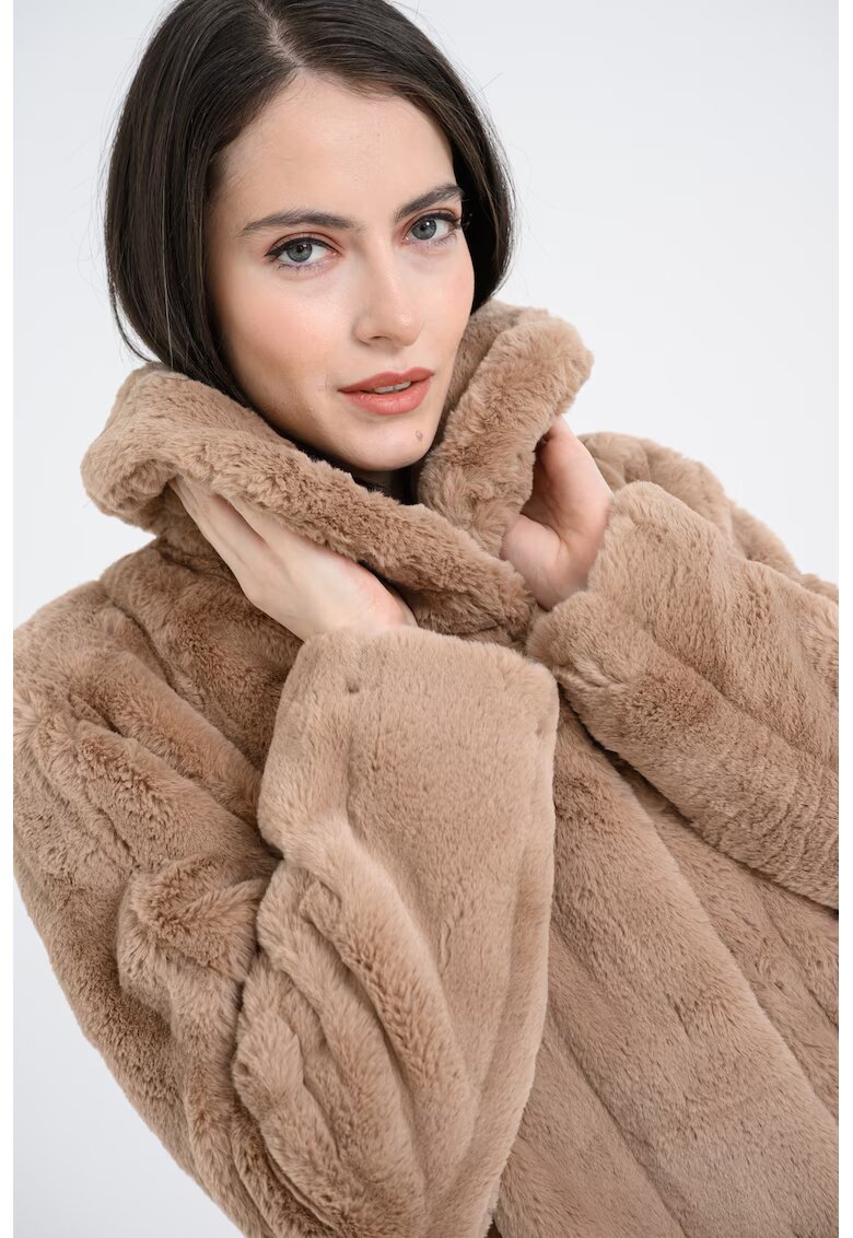 GUESS Късо палто Sophy от еко пух