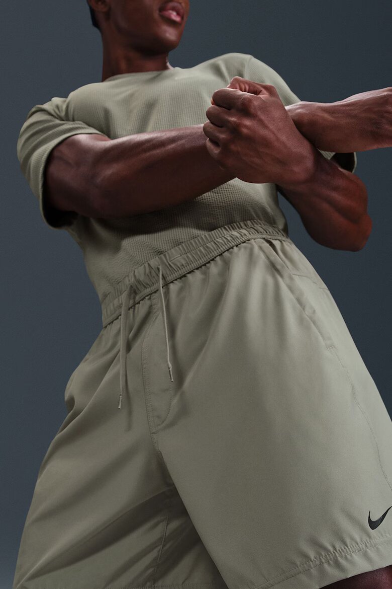 Nike Къс тренировъчен панталон с Dri-Fit и връзка Сиво-бежов