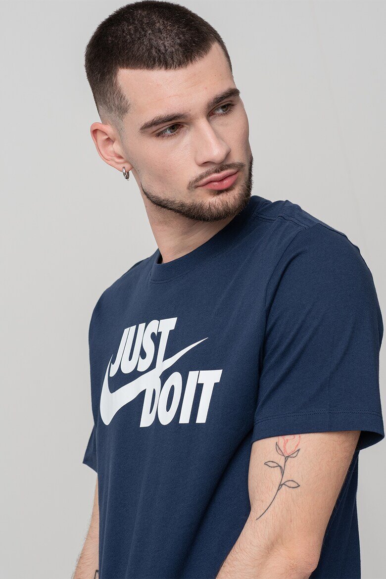 Nike Памучна тениска Swoosh с лого Бял/Тъмносин