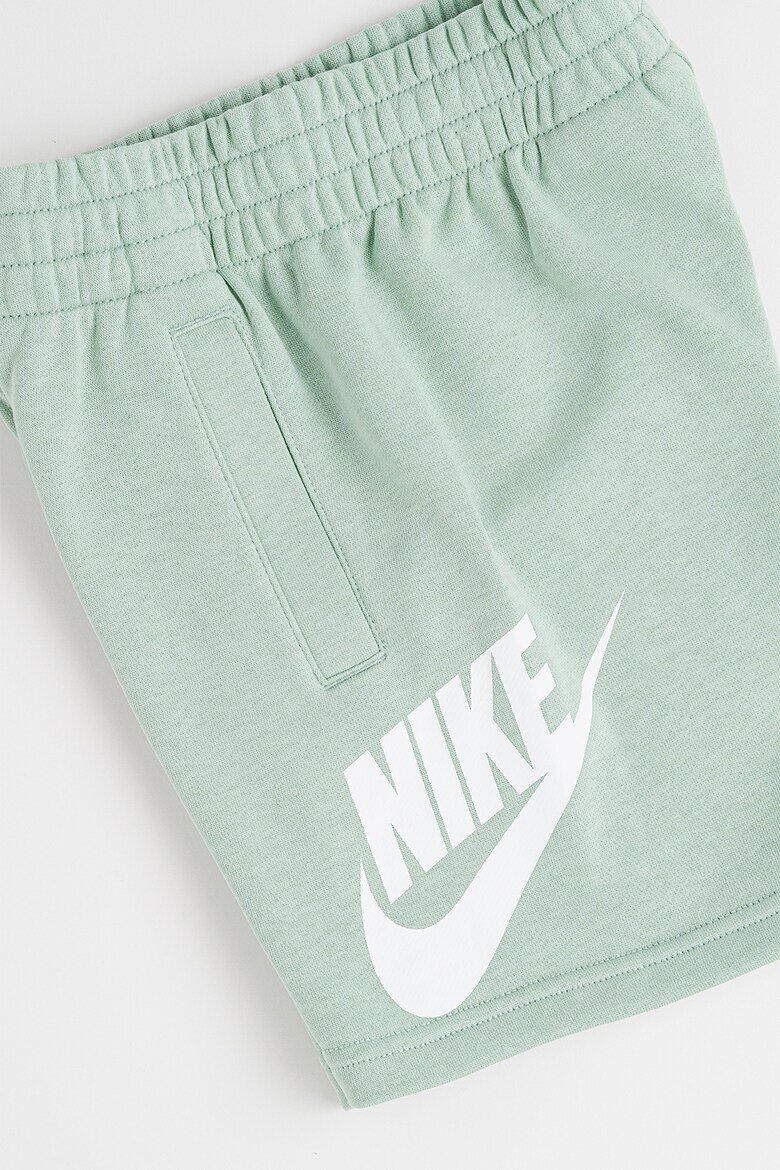 Nike Шорти Sportswear Club със скосени джобове Бял/Бледозелен