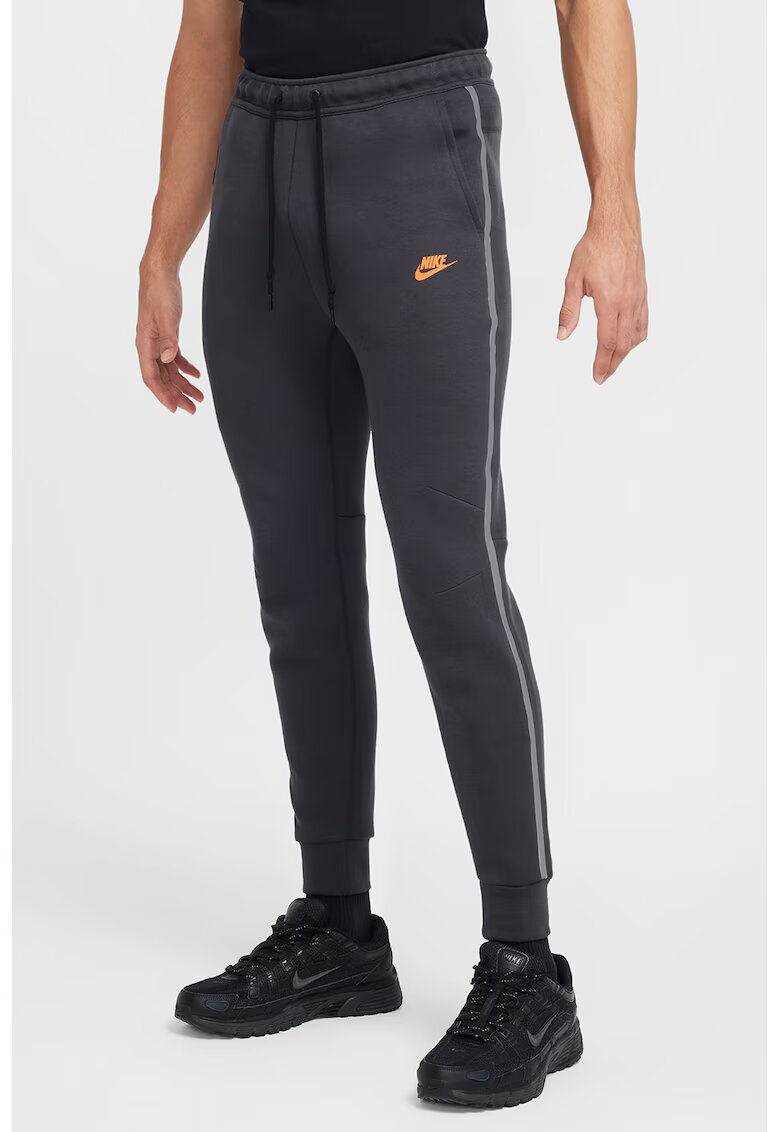 Nike Спортен панталон с памук с фосфоресциращи детайли - Оранжев/Антрацитно сиво