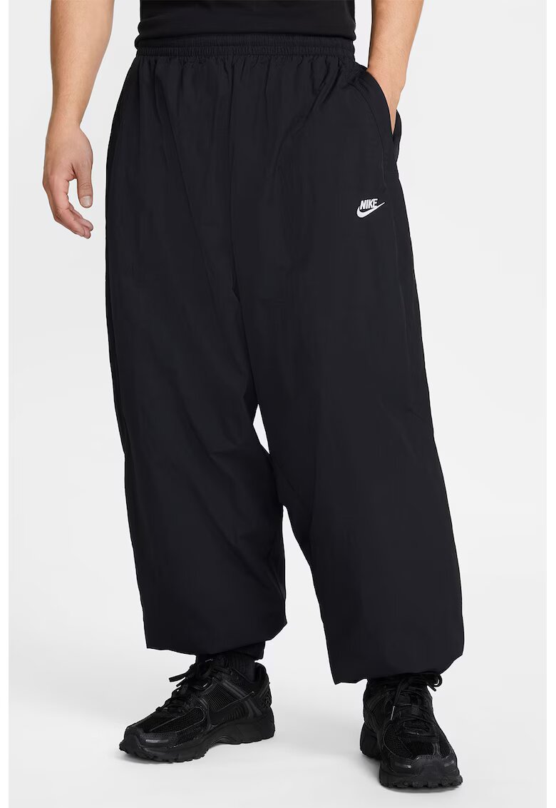 Nike Свободен панталон Club - Бял/Черен